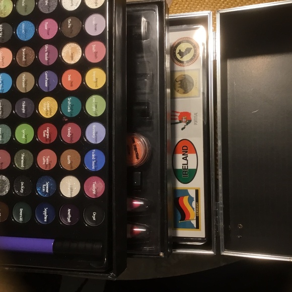 One Direction Tour Make-Up Case with Supplies and Tour City Stickers - Picture 9 of 16